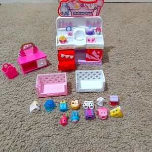 Shopkins makeup spot. With 18 shopkins.